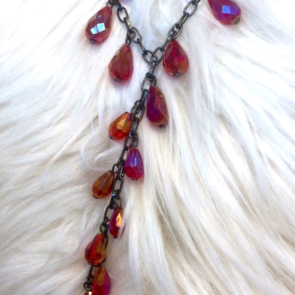 - - Beautiful ruby colored beaded necklace - Picture 2 of 3